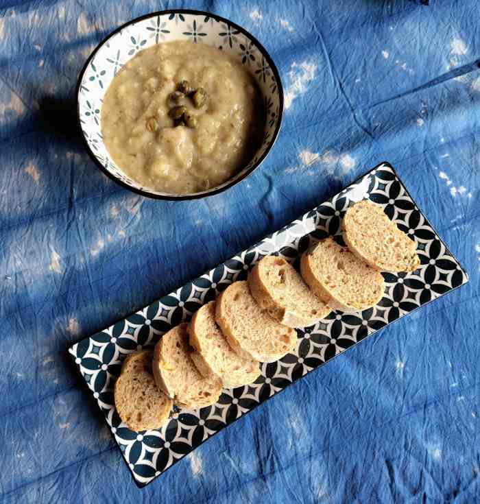 crema di fagioli cannellini servita con pane casereccio